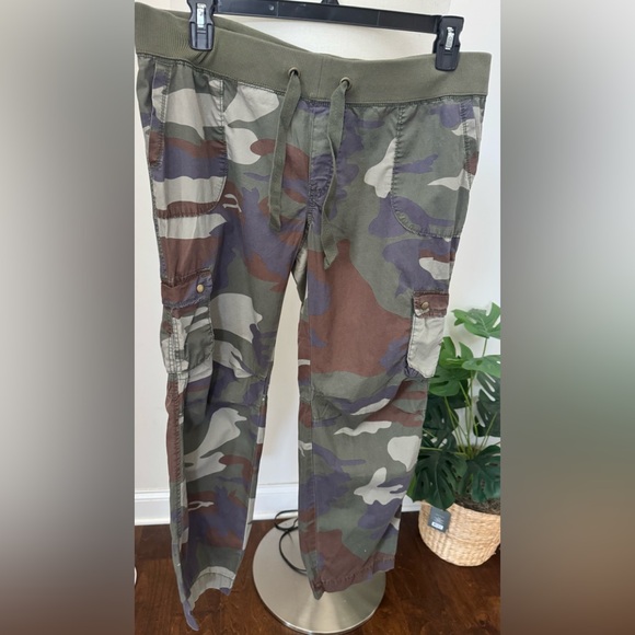 Women’s cargo pants camouflage print NWOT - Picture 1 of 12